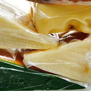 采用热收缩膜包装的一堆奶酪
