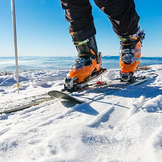 穿着橙色靴子的越野滑雪者