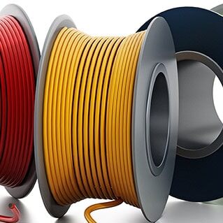 成轴的黄色、绿色和红色电缆