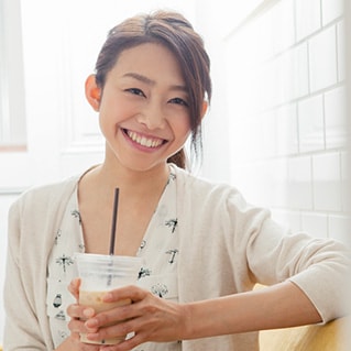 女孩拿着盛有冰镇咖啡的塑料杯