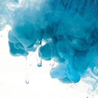 清洗蘸有蓝漆的油漆刷