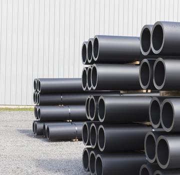 工業用PVC管材堆積在製造廠外