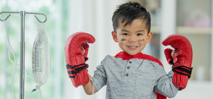 一个戴着拳击手套的男孩决心与疾病作斗争